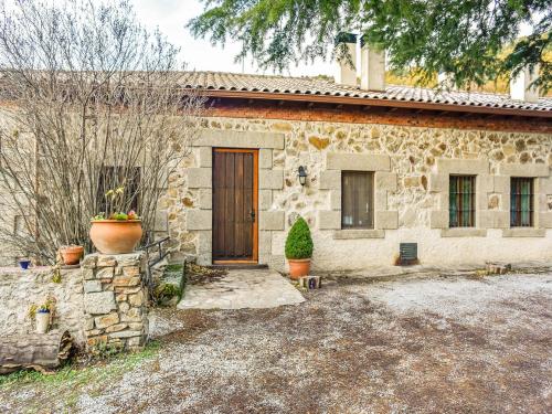 una casa de piedra con una puerta y un patio en Posada Peña Pintada by Vivere Stays, en Cercedilla