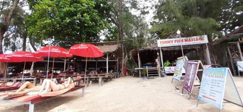 Gallery image of chill chill long beach hostel in Ko Lanta
