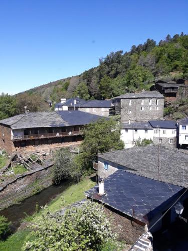 un grupo de edificios con una montaña en el fondo en Casa Da Carme, en Casela