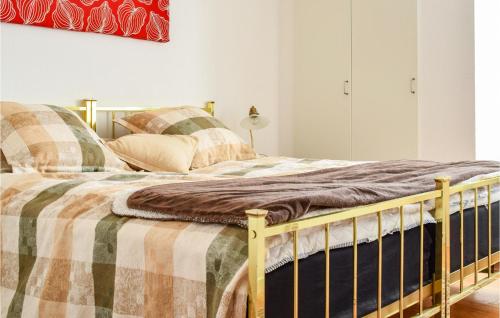 Krevet ili kreveti u jedinici u objektu 2 Bedroom Pet Friendly Apartment In Vetlanda
