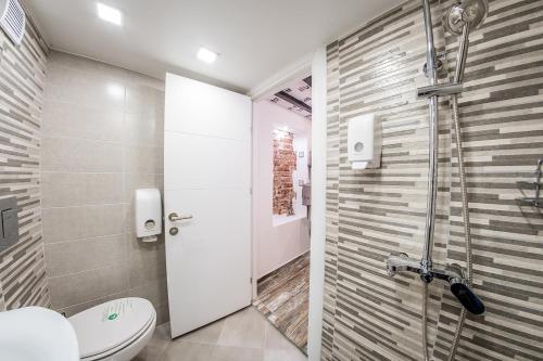 Uma casa de banho em Sofia Parter Life Apartment