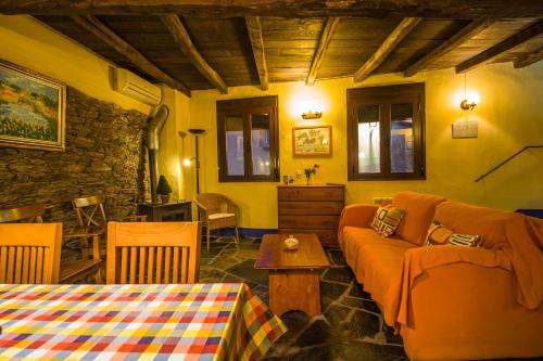 a living room with a couch and a table at Casa Rural del Corral in Malpartida de Plasencia