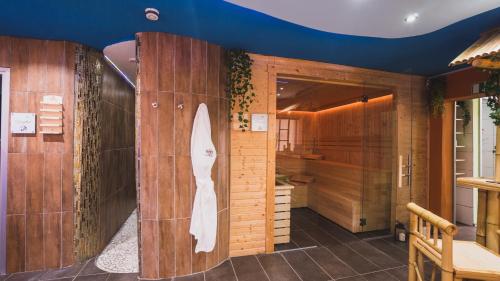 a bathroom with a shower and a wooden wall at Eurocamp Spreewaldtor in Groß Leuthen
