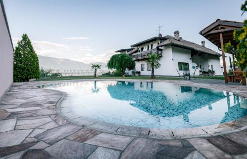 una piscina frente a una casa en Strahlerhof, en Appiano sulla Strada del Vino