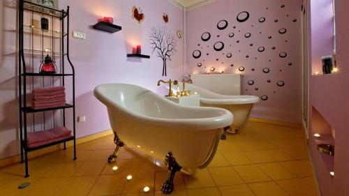 - Baño con 2 lavabos y 2 bañeras en Chata Salma Jeseníky, en Dolní Moravice