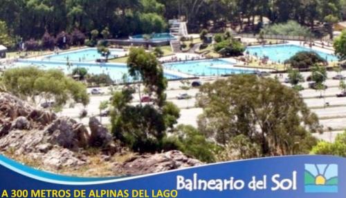 Pogled na bazen u objektu Alpinas del Lago Tandil ili u blizini