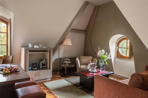 a living room with a couch and a table at Hôtel Résidence Parc des Eaux Vives in Geneva