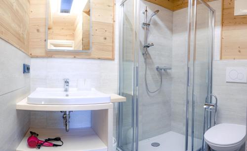 ein Bad mit einem Waschbecken und einer Dusche in der Unterkunft Apartment Fuchsbau in Lachtal