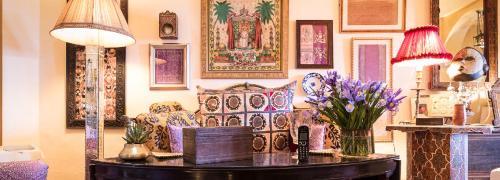 a living room with a couch and a table with flowers at Aux 3 Portes in Tangier