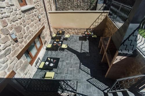 an overhead view of a patio with tables and chairs at HOTEL RURAL PINARES DE SORIA (Alquiler íntegro) in Molinos de Duero