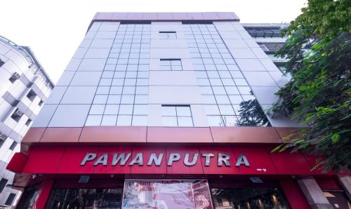 un edificio con un cartel que dice pawamutta en Treebo Trend Pawan Putra en Calcuta