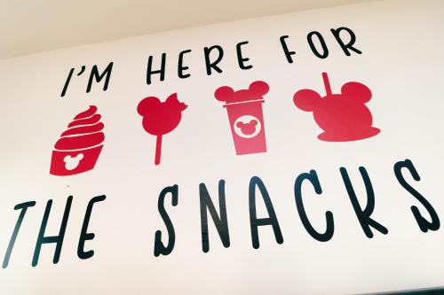 a sign with the words im here for the snacks at Lè mù in Taichung