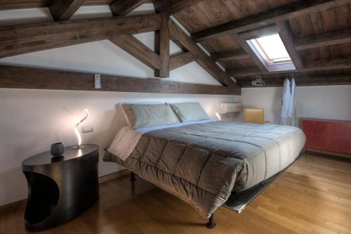 - une chambre avec un grand lit dans une pièce dotée de plafonds en bois dans l'établissement Right House - Characteristic Marina District, à Cagliari