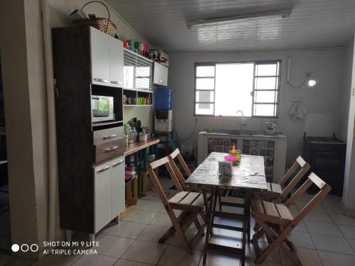 a kitchen with a table and chairs in a room at URBAN HOSTEL CENTRO De Pedro Juan Caballero in Ponta Porã