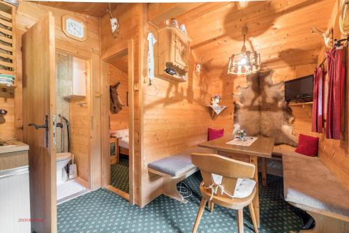 ein Esszimmer und eine Küche in einem winzigen Haus in der Unterkunft Almliesl HOLL-361 in Hollersbach im Pinzgau