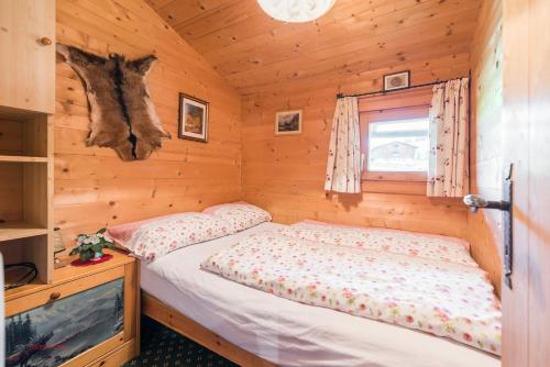 1 Schlafzimmer mit 2 Betten in einer Holzhütte in der Unterkunft Almliesl HOLL-361 in Hollersbach im Pinzgau
