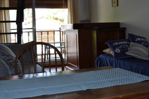 salon z kanapą i stołem w obiekcie SL 1908 w mieście Olivos