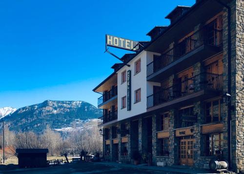 un hotel con un cartel en el costado en Hotel Eriste, en Eriste