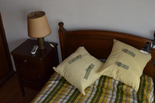 Una cama con dos almohadas con cruces. en SL 1908 in 