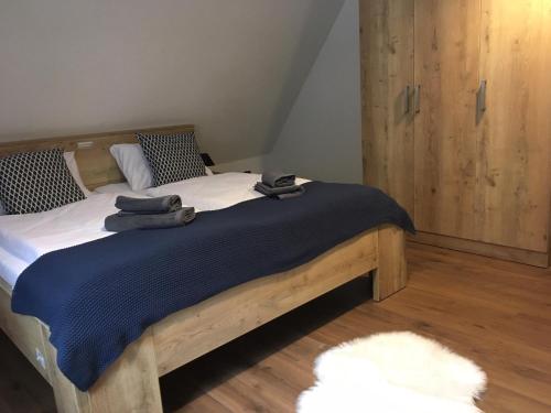 ein Schlafzimmer mit einem Holzbett mit Handtüchern darauf in der Unterkunft Resort Biela Skala - CHATA in Bystrá