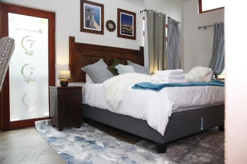 Tempat tidur dalam kamar di Travetel OR Tambo Airport