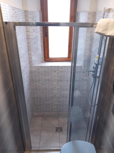 a shower with a window and a toilet in a bathroom at Da Guendalina in Pisa