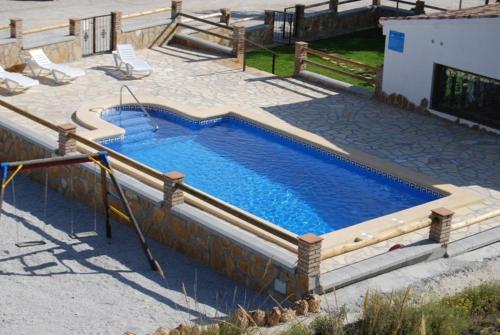 una piscina en medio de un patio en Alojamiento Cuevas Victoria, en Galera