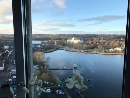 a window with a view of a large lake at Ferienwohnung KAMINO in Schleswig