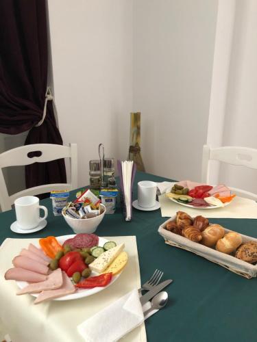Una mesa con dos platos de comida encima. en London Hotel, en Constanţa