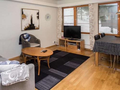 TV a/nebo společenská místnost v ubytování Holiday Home Karhunvartijan linna b11 by Interhome