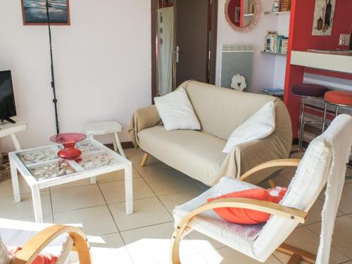 クロゾンにあるHoliday Home Gevanac by Interhomeのリビングルーム(ソファ、椅子、テーブル付)