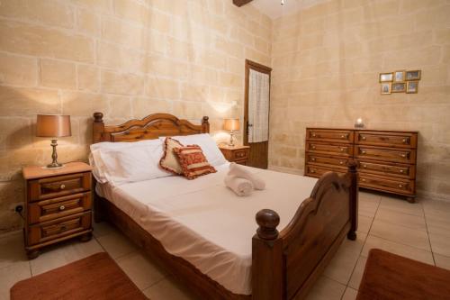 Säng eller sängar i ett rum på Valletta Grand Central