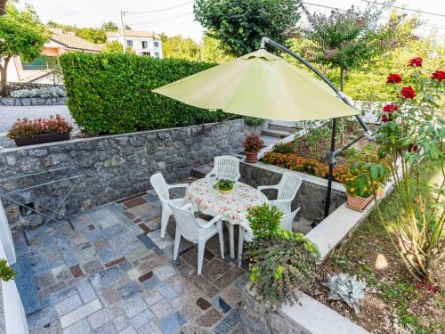 Κήπος έξω από το Apartment Kate-1 by Interhome