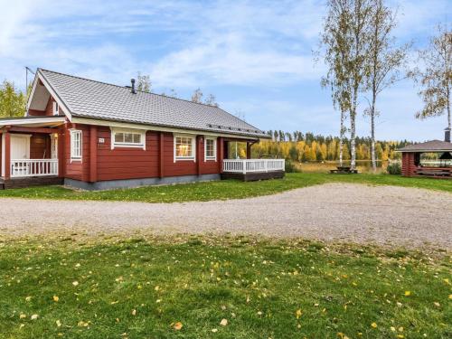 una casa roja con una entrada de grava en Holiday Home Myllymökki by Interhome, en Hara