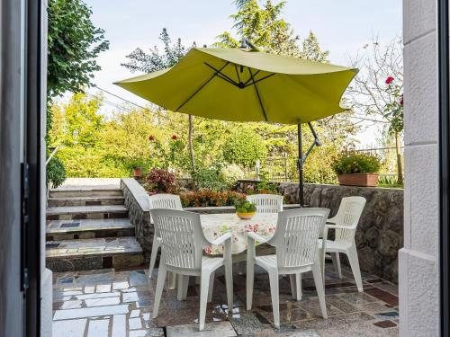 Κήπος έξω από το Apartment Kate-1 by Interhome