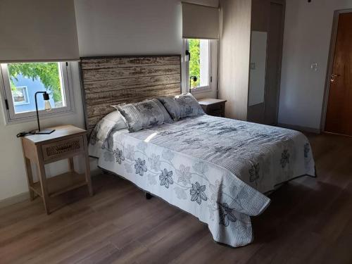 Una cama o camas en una habitación de Duplex 2 dormitorios a mt del rio Brezza di Fiume