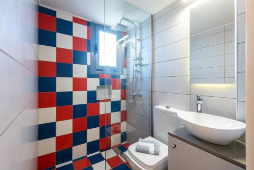 een badkamer met een wastafel en een toilet bij Kleanthi Apartments in Gouves