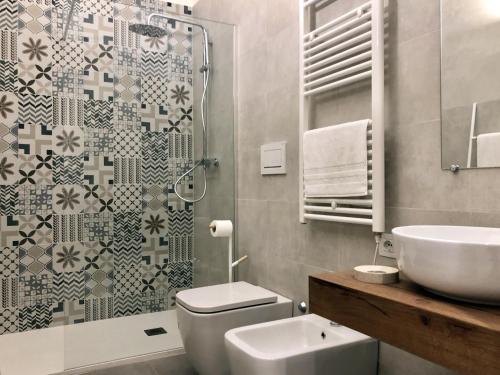 uma casa de banho com um WC, um lavatório e um chuveiro em LAUS Teatro Petruzzelli Suite em Bari