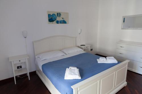 サレルノにあるAppartamento Veliaのベッドルーム1室(ベッド1台、タオル2枚付)