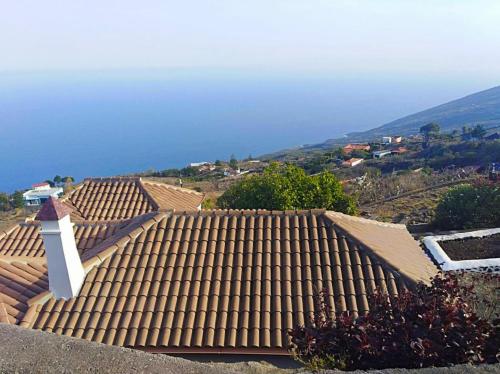 uitzicht op een dak van een huis bij Casa Los Volcanes in Tigalate