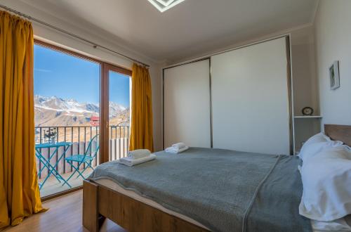 Postel nebo postele na pokoji v ubytování 2-room Apartment NFT Vista Gudauri 17- Near Ski Lift