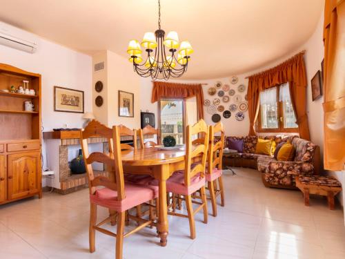 una sala da pranzo con tavolo e sedie di Holiday Home Nellyana by Interhome a Riumar