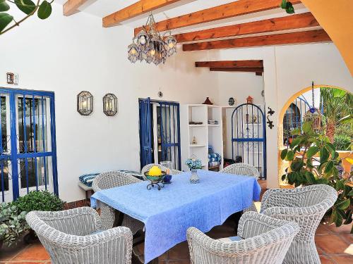 モライラにあるHoliday Home Mirada al Sol by Interhomeのダイニングルーム(青いテーブルと椅子付)