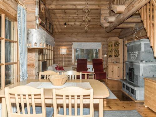 ユッラスヤルヴィにあるHoliday Home Tievankivi by Interhomeのダイニングルーム(テーブル、椅子付)