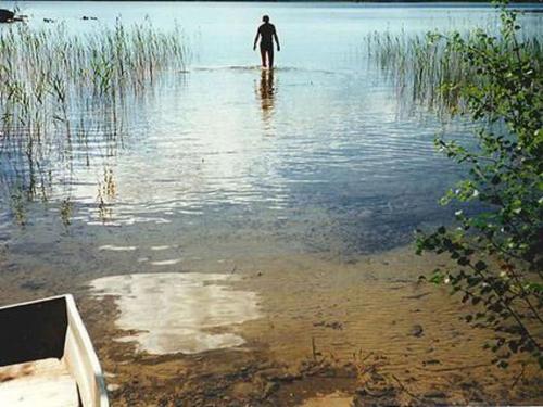eine Person, die über einen Wasserkörper läuft in der Unterkunft Holiday Home Kartanomäki by Interhome in Onkiniemi