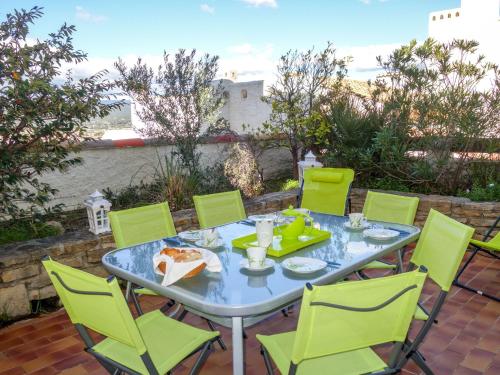 d'une terrasse avec une table et des chaises vertes. dans l'établissement Apartment Hameau la Madrague-22 by Interhome, à La Madrague