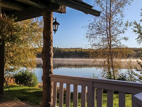 HaraにあるHoliday Home Tuomaantupa by Interhomeの家の玄関から湖の景色
