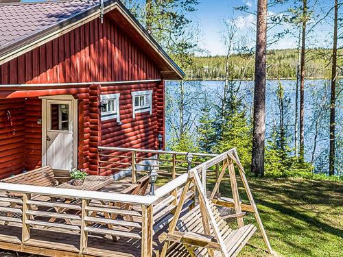 une cabane en rondins avec une terrasse et une porte dans l'établissement Holiday Home Kytöranta by Interhome, à Hara