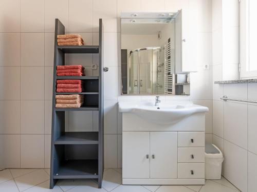 Ένα μπάνιο στο Apartment Kate-3 by Interhome