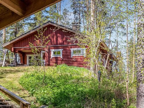 une cabane en rondins au milieu des bois dans l'établissement Holiday Home Kytöranta by Interhome, à Hara